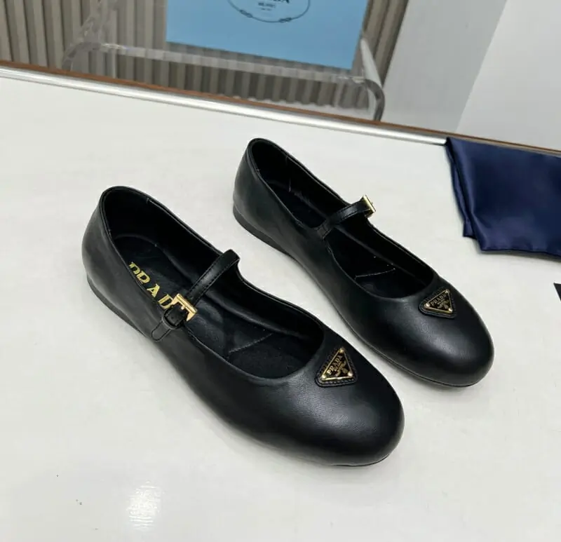 prada flat chaussures pour femme s_11ab2a31